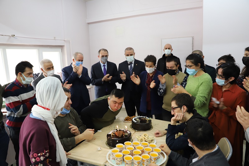 rektor-goktastan-iki-engelli-ogrenciye-dogum-gunu-surprizi-4623