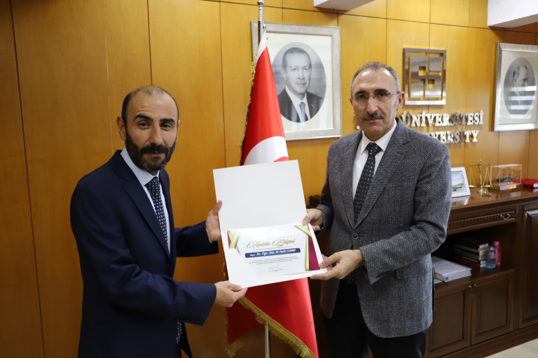 sosyal-sorumluluk-projelerine-katilan-universite-ogrencilerine-tesekkur-belgesi-verildi-5387