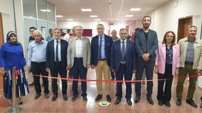 universitemizde-sudaki-hakikat-ebru-ve-kat-i-sergisi-acildi-5548