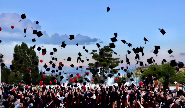universitemiz-dis-hekimligi-teknoloji-fen-ve-ilahiyat-fakulteleri-mezuniyet-torenleri-yapildi-5565