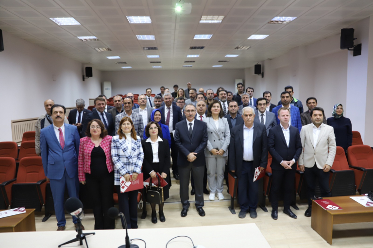rektor-prof-dr-goktas-dunyanin-en-etkili-bilim-insanlari-listesine-giren-akademisyenleri-odullendirdi-5757