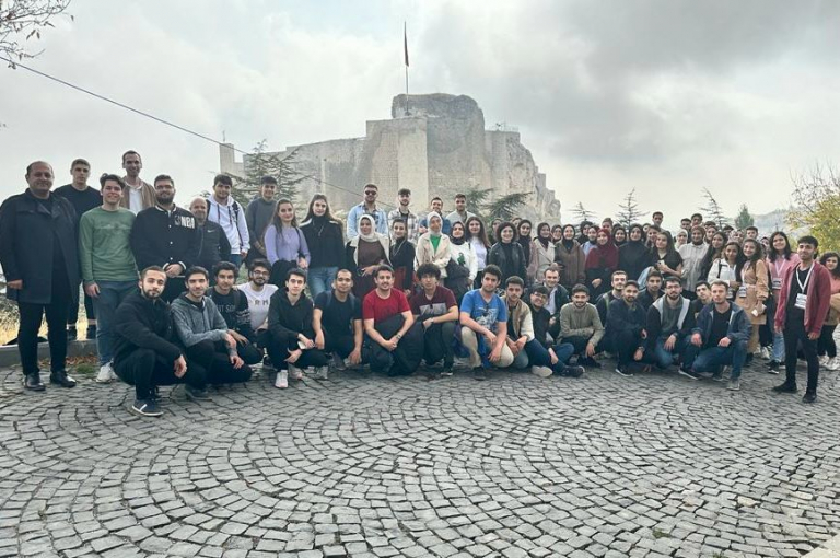 universitemiz-ogrencileri-harputu-gezdi-5786