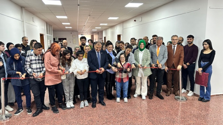 universitemizde-3-aralik-dunya-engelliler-gunu-munasebetiyle-el-isi-sergisi-acildi-5857