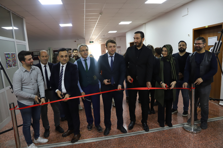 universitemizde-tubitak-2209-a-projesi-kapsaminda-resim-sergisi-acildi-5892
