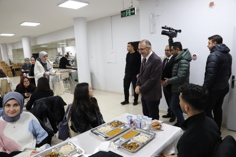 universitemizde-ilk-iftar-binlerce-ogrencinin-katilimiyla-yapildi-6024