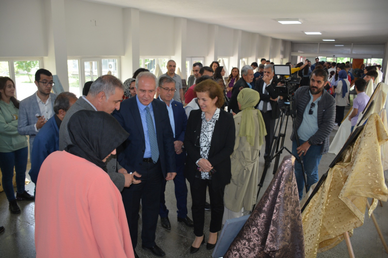 universitemizde-sanatta-engel-yok-sergisi-acildi-6136