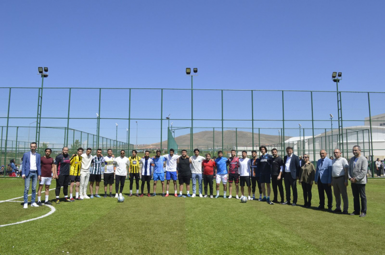 elazigsporlu-futbolcular-universitemizde-coskuyla-karsilandi-6156