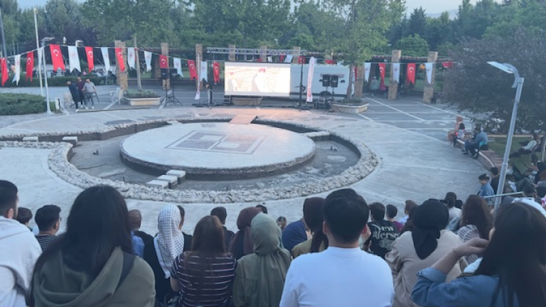 universitemizde-acik-havada-sinema-etkinligine-katilim-yogun-oldu-6236
