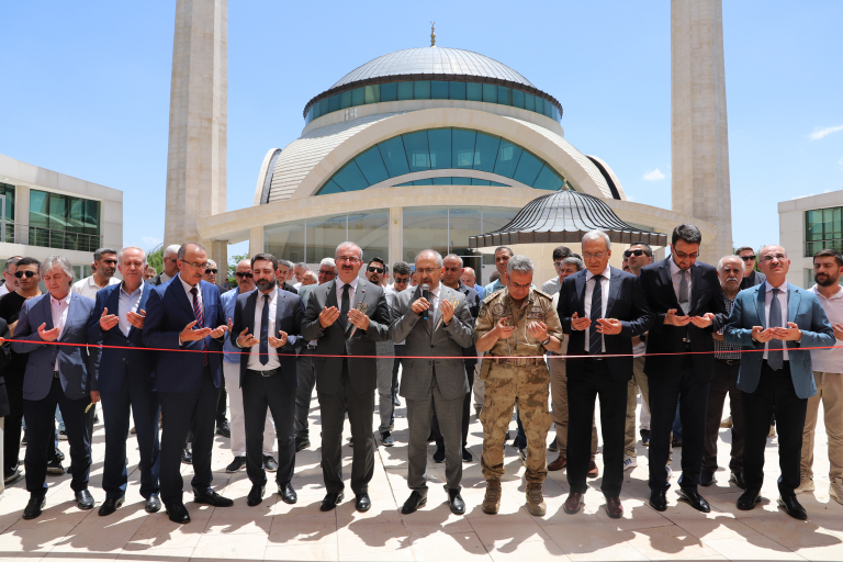 universitemizde-ilahiyat-fakultesi-genclik-merkezi-acildi-6244