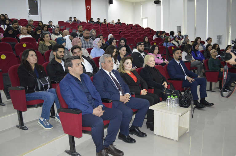 iletisim-fakultesinden-pembe-bir-dokunus-guclu-bir-hayat-etkinligi-6788