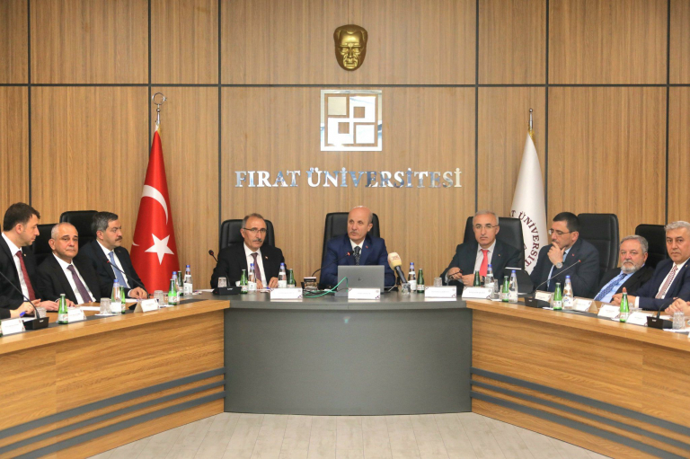 yok-baskani-prof-dr-erol-ozvar-akademisyen-ve-ogrencilerle-bir-araya-geldi-6801