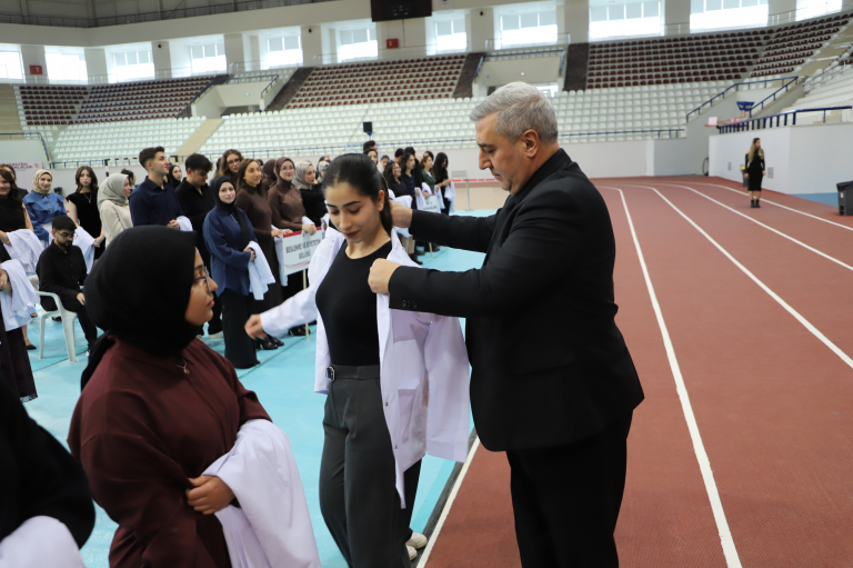 universitemiz-saglik-bilimleri-fakultesinde-beyaz-onluk-heyecani-7257