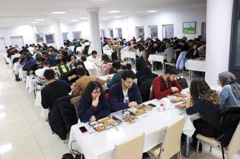 universitemizde-ramazanin-ilk-iftarinda-5-bin-ogrenci-bir-araya-geldi-7263
