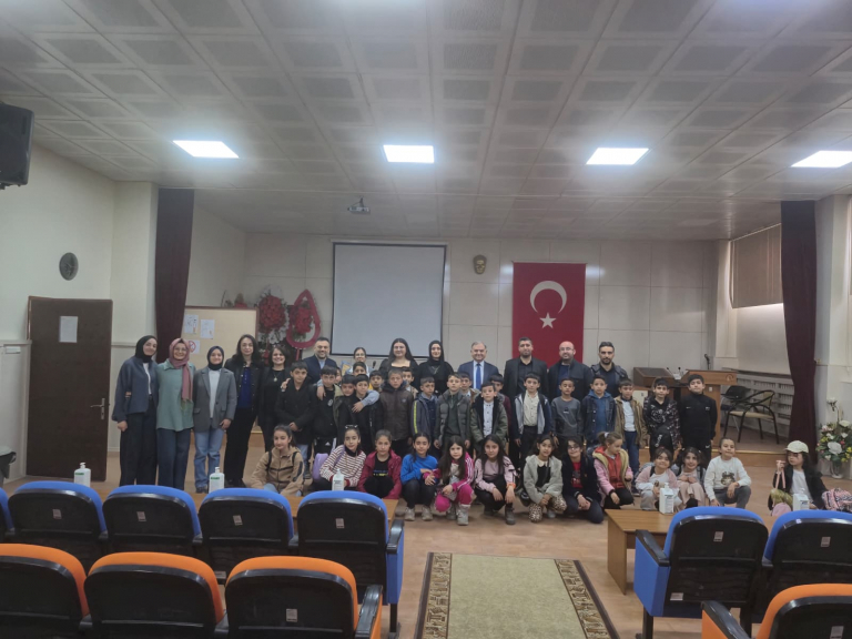 universitemizde-tubitak-2209-a-projesi-kapsaminda-dogada-sanat-var-temali-bir-sergi-duzenlendi-7307