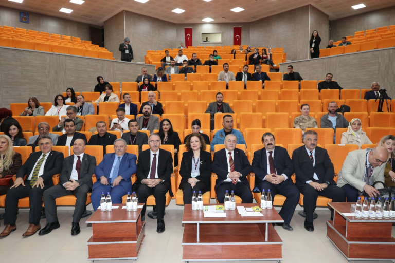 universitemizde-kadin-ve-aile-sempozyumu-basladi-7410