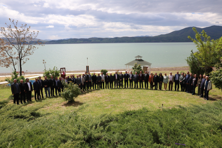 universitemiz-senatosu-hazar-golu-kiyisinda-toplandi-7420
